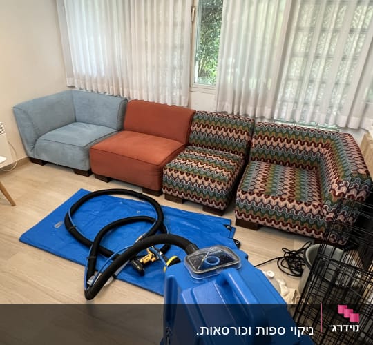 מכונת ניקוי ספות עם צינורות על רצפה
